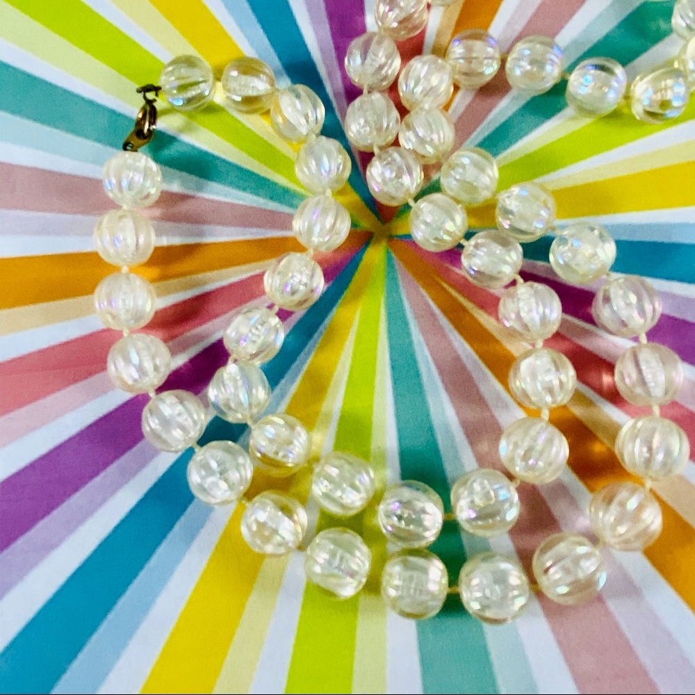 Vintage strand of iridescent lucite bead necklace - Picture 2 of 5